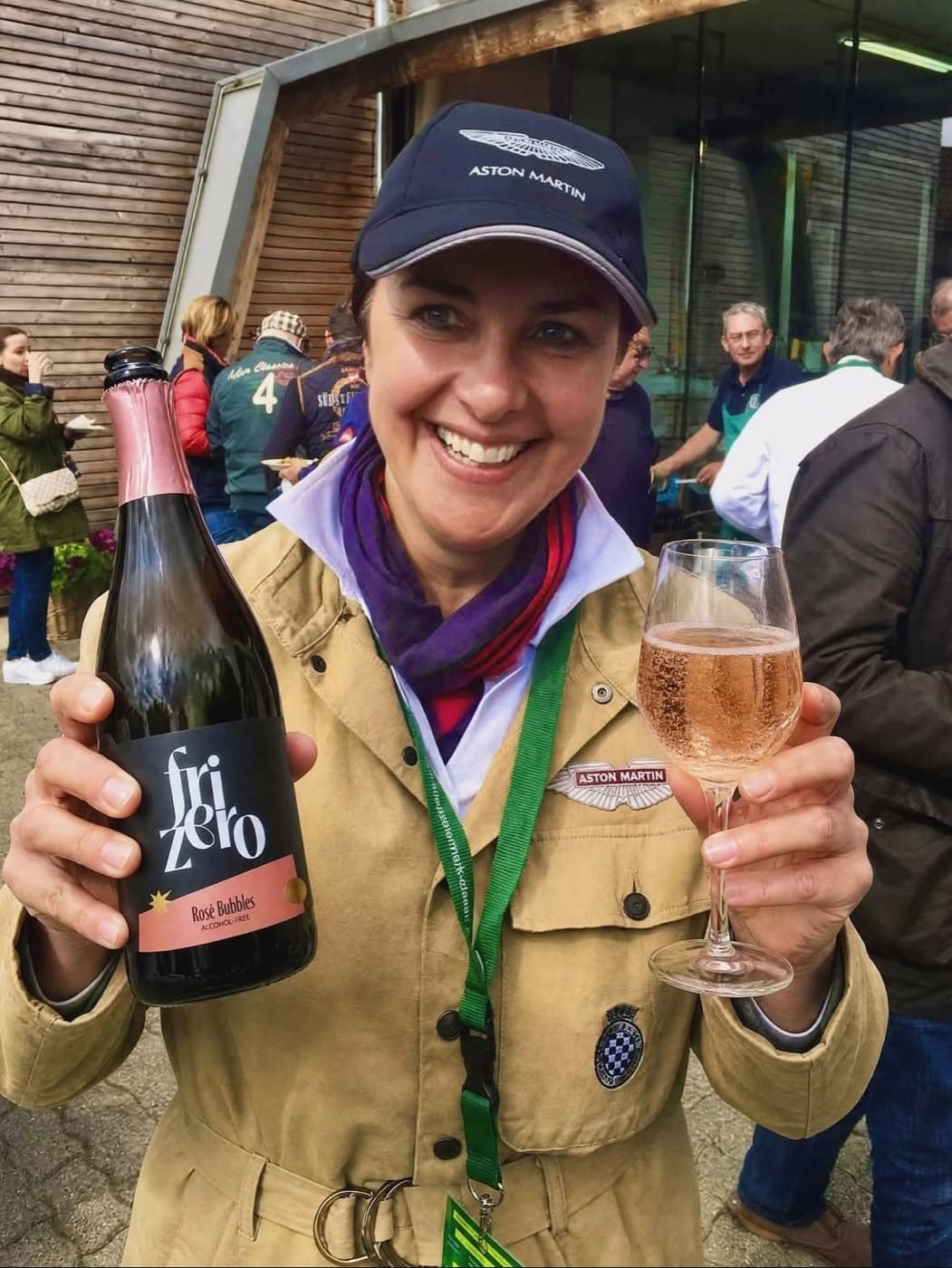 Roberta, fondatrice di Frizero, con la bottiglia Frizero Rosé
